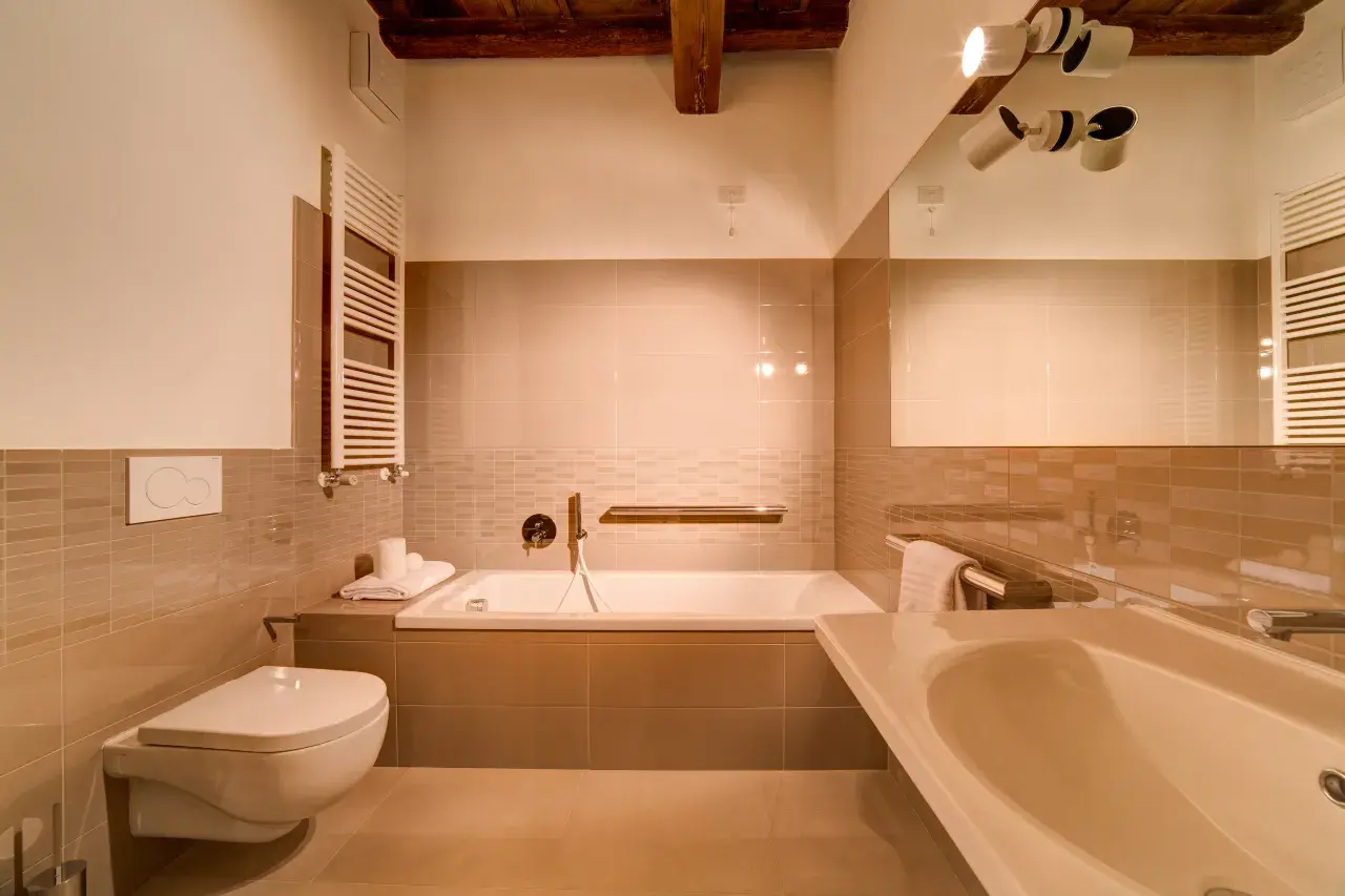 Spacious bathroom with bathtub in a Bilo Deluxe apartment.
