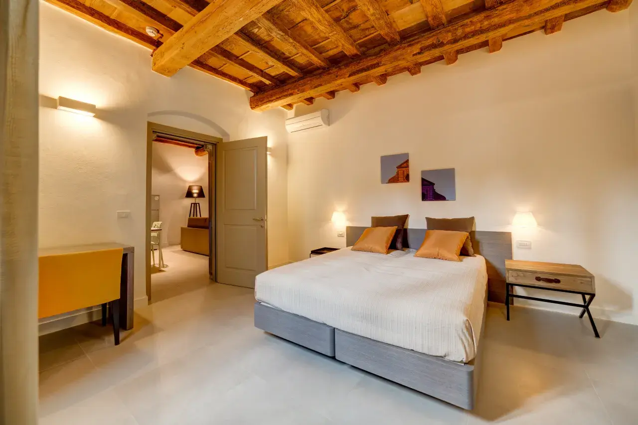 Double bedroom of the Bilo Deluxe apartment at Palazzo Mannaioni, suites in Florence.