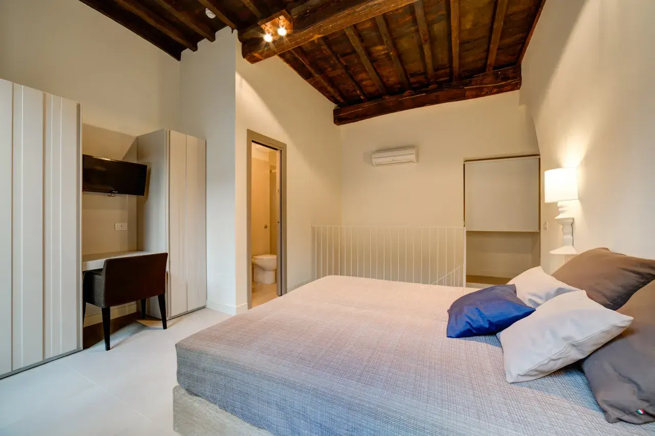 Double bed in the bedroom of the Bilo Deluxe apartment.
