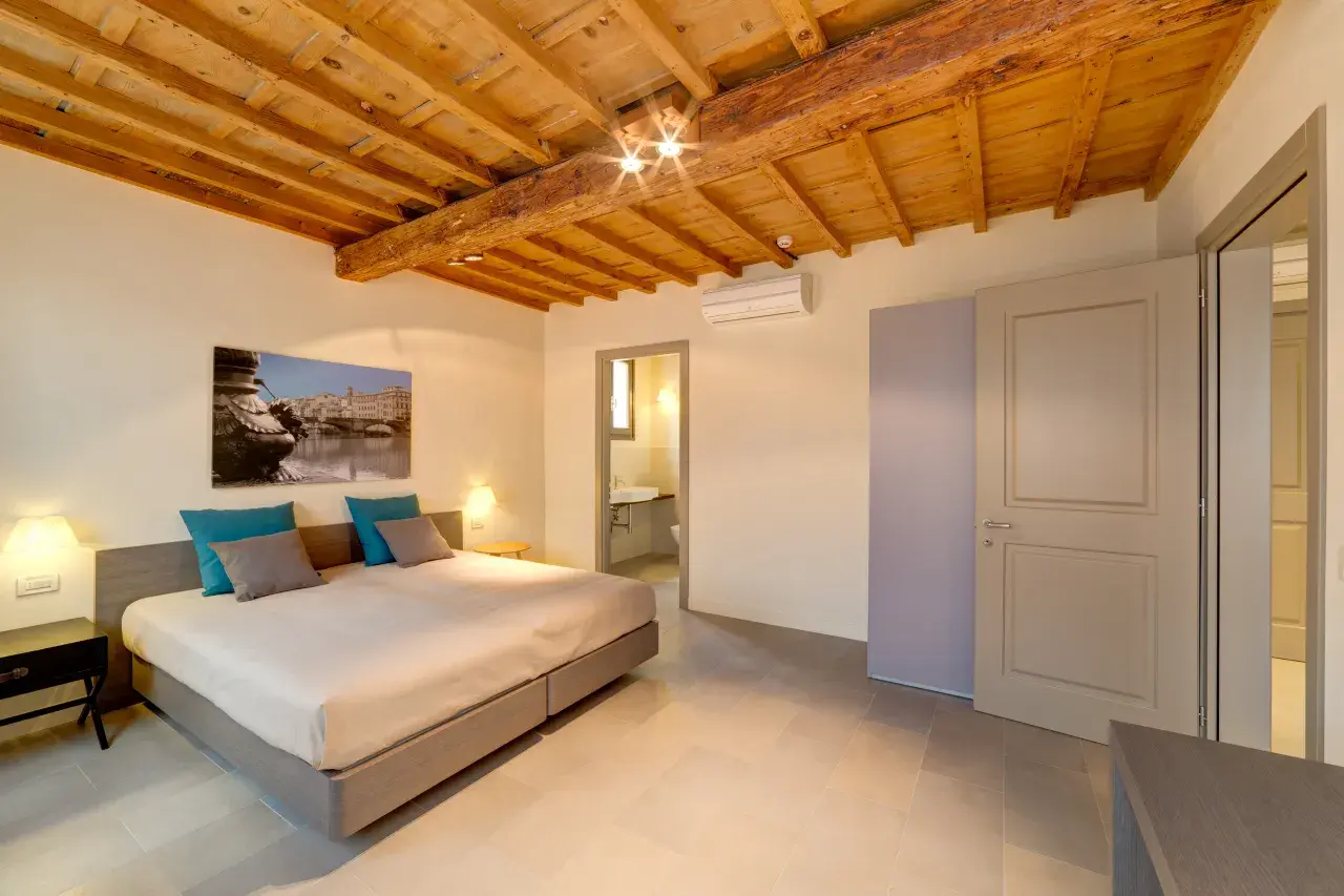 Overview of the Bilo Deluxe master bedroom.