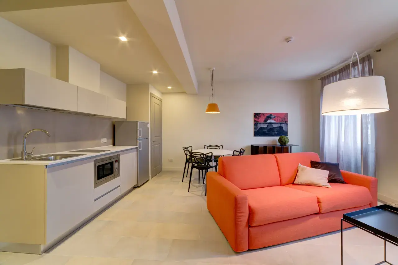 Overview of the bright living area in the Bilo Deluxe apartment.