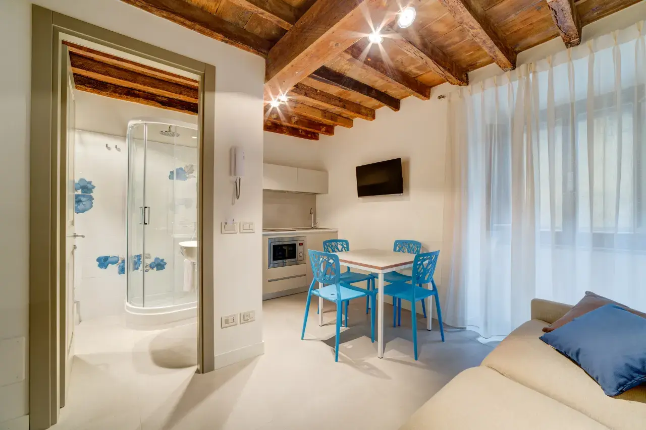 Bathroom and living area of the Bilo Deluxe apartment at Palazzo Mannaioni, suites in Florence.