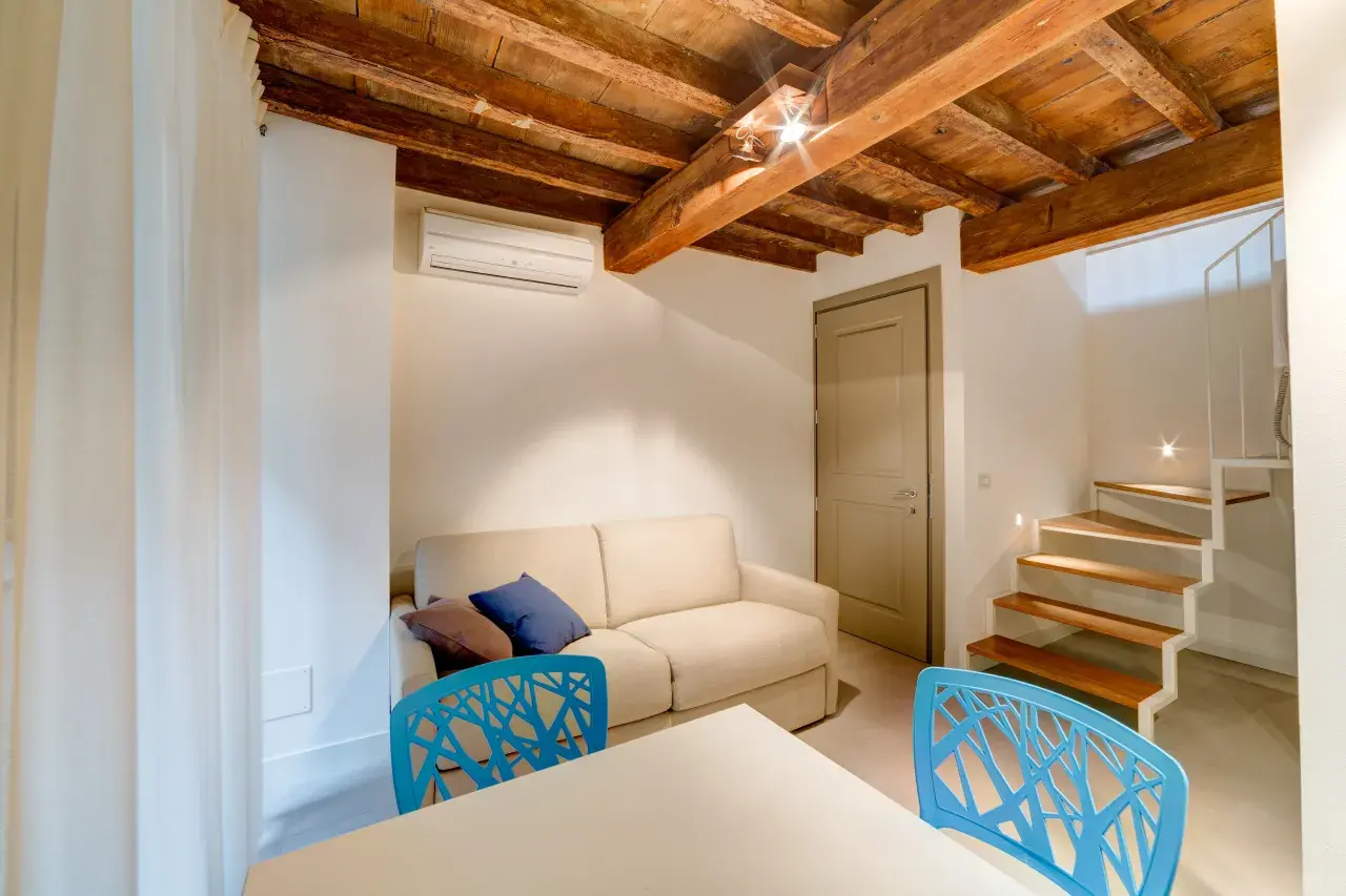 Overview of the lower-floor living room in the Bilo Deluxe apartment.