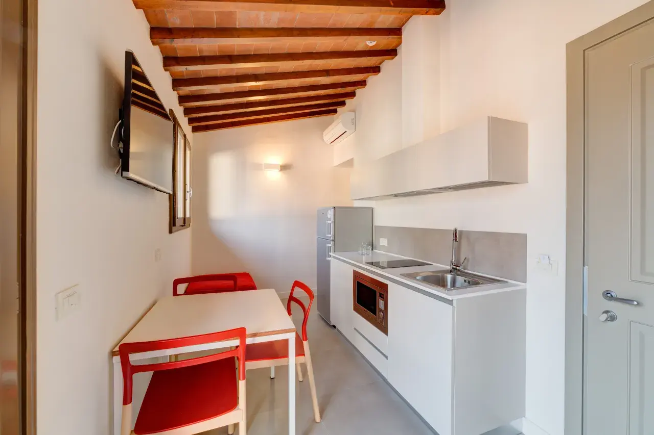 Dining area with table and kitchen - Bilo View apartment.