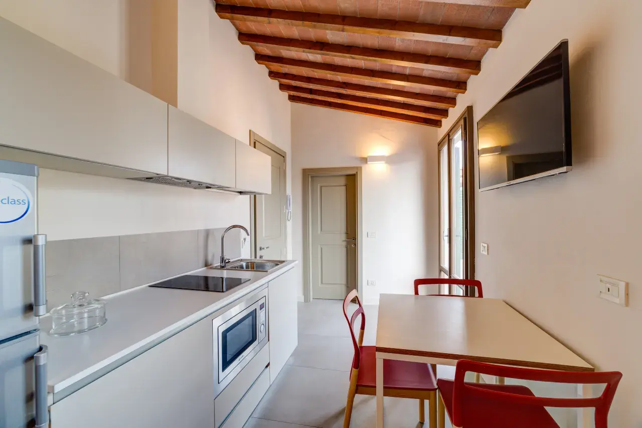 Dining area and kitchen of the Bilo View apartment at Palazzo Mannaioni, suites in Florence.