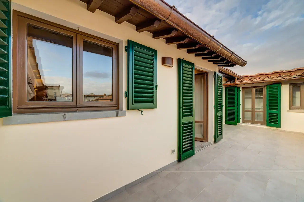 Large terrace with a view of Santo Spirito at the Bilo View apartment, Palazzo Mannaioni, suites in Florence.