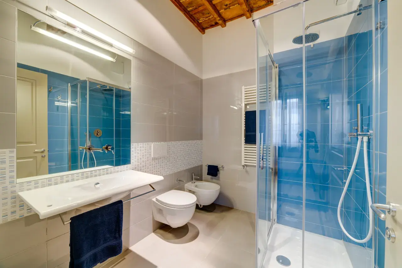 Bathroom with shower in the Mono Smart apartment at Palazzo Mannaioni, suites in Florence.