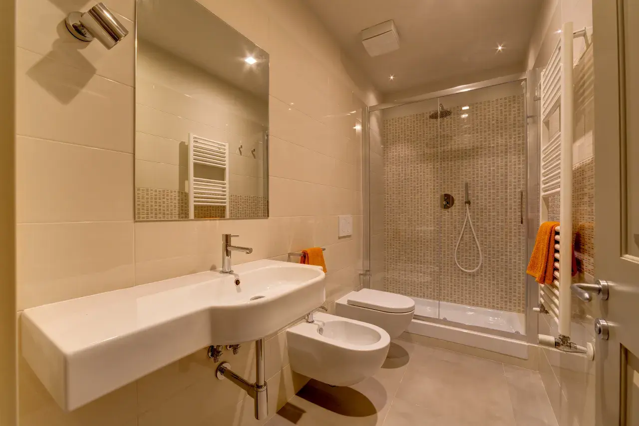 General view of the bathroom in the Mono Smart apartment.