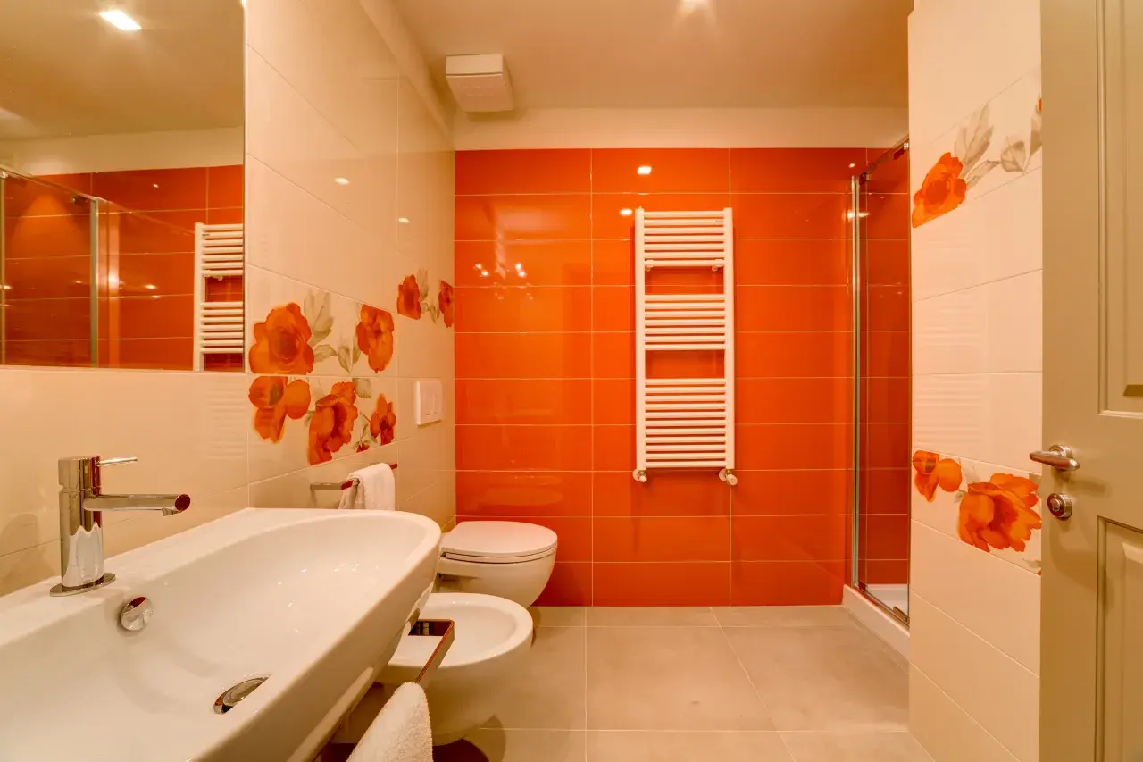 Cozy bathroom with orange accents in a Mono Smart apartment.