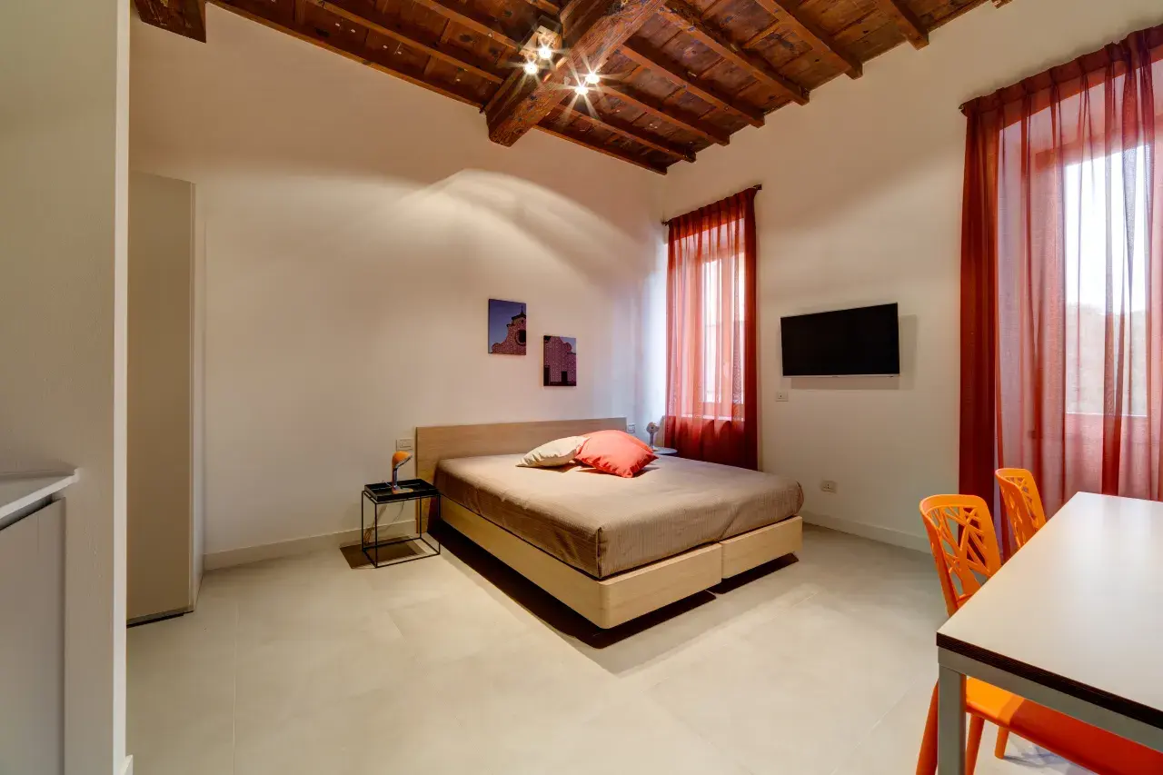 View of the sleeping area with a double bed in the Mono Smart apartment.
