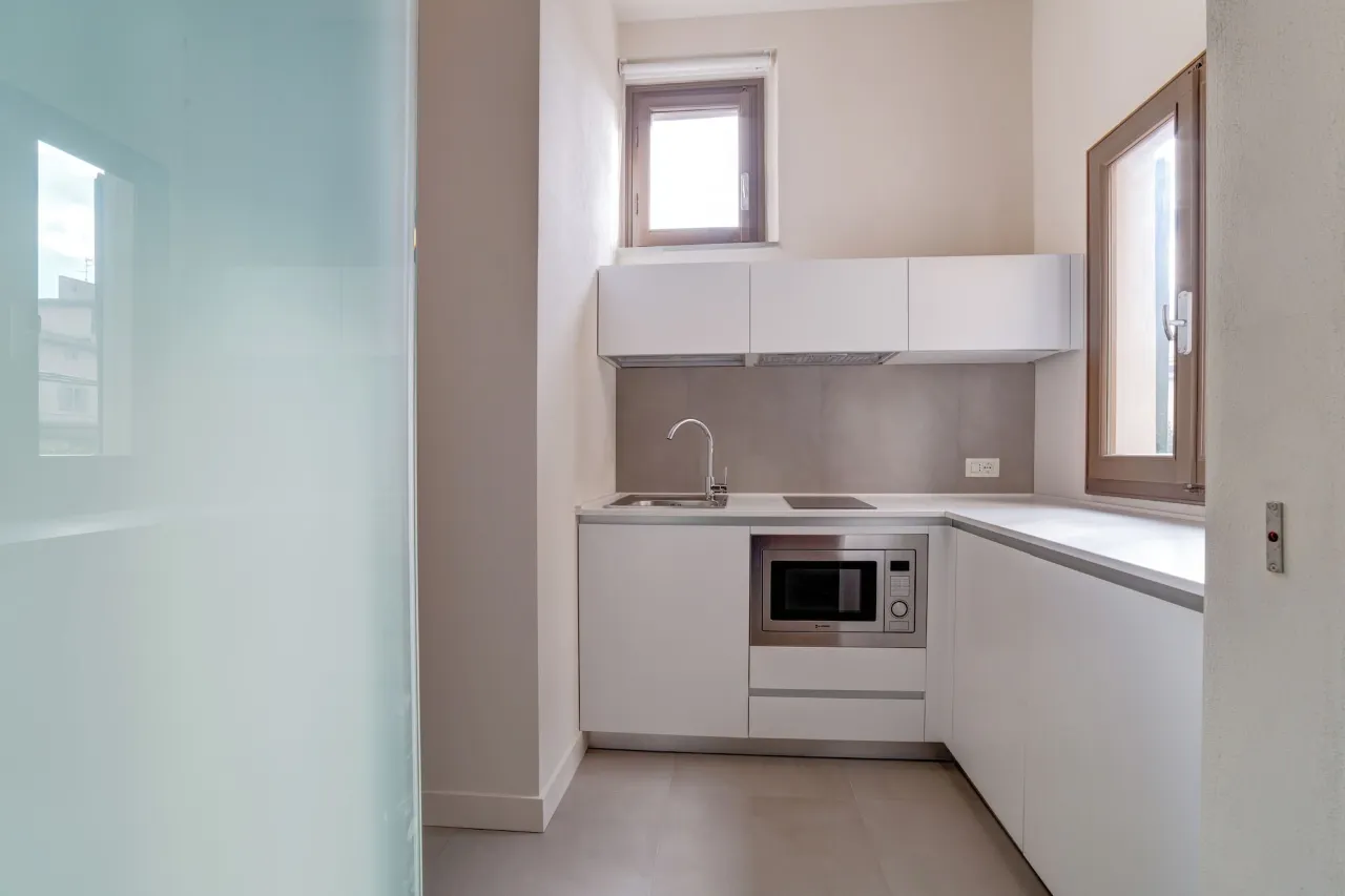 Bright and fully equipped kitchenette in the Mono Smart apartment.