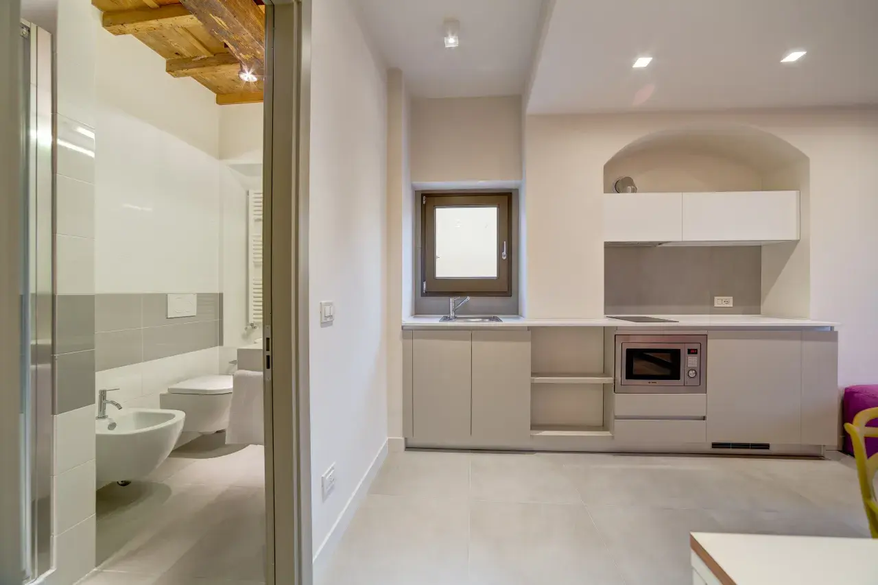 Fully equipped kitchen in the Mono Smart apartment.