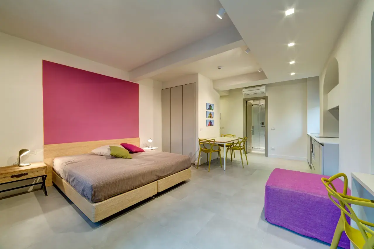 Combined view of the living and sleeping areas in the Mono Smart.