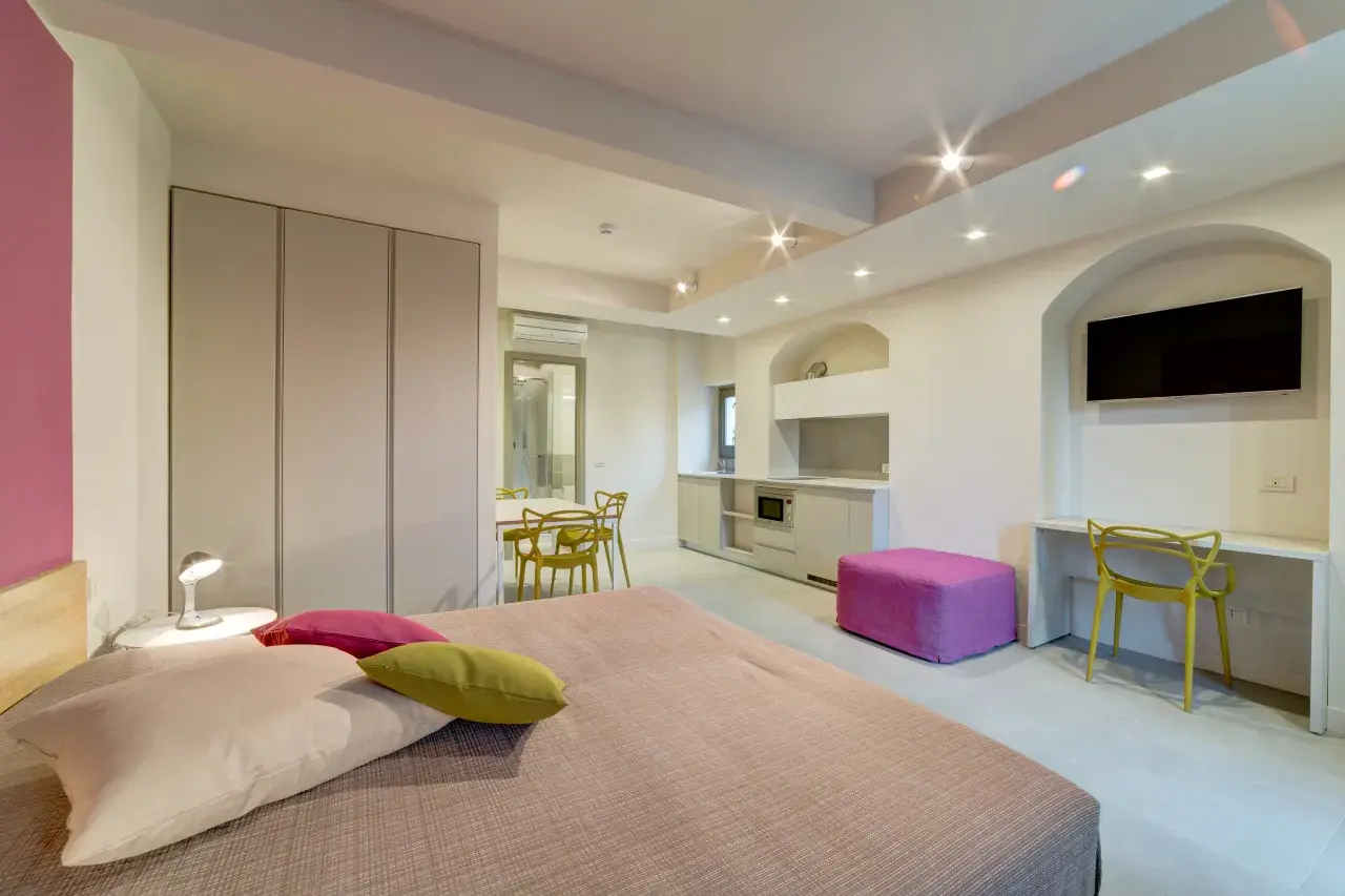 Elegant and welcoming atmosphere of the Mono Smart at Palazzo Mannaioni.