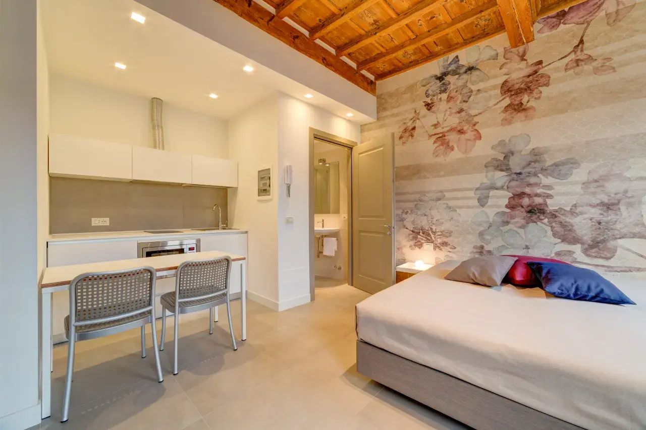 Combined view of the kitchenette and sleeping area in the Mono Smart apartment.