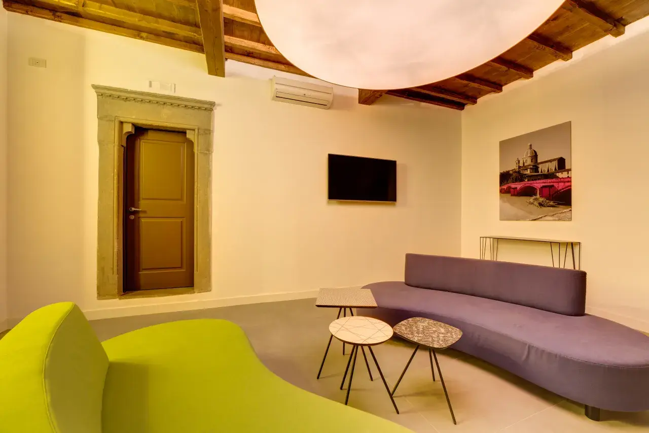 Cozy relaxation lounge in the common areas of Palazzo Mannaioni, suites in Florence.