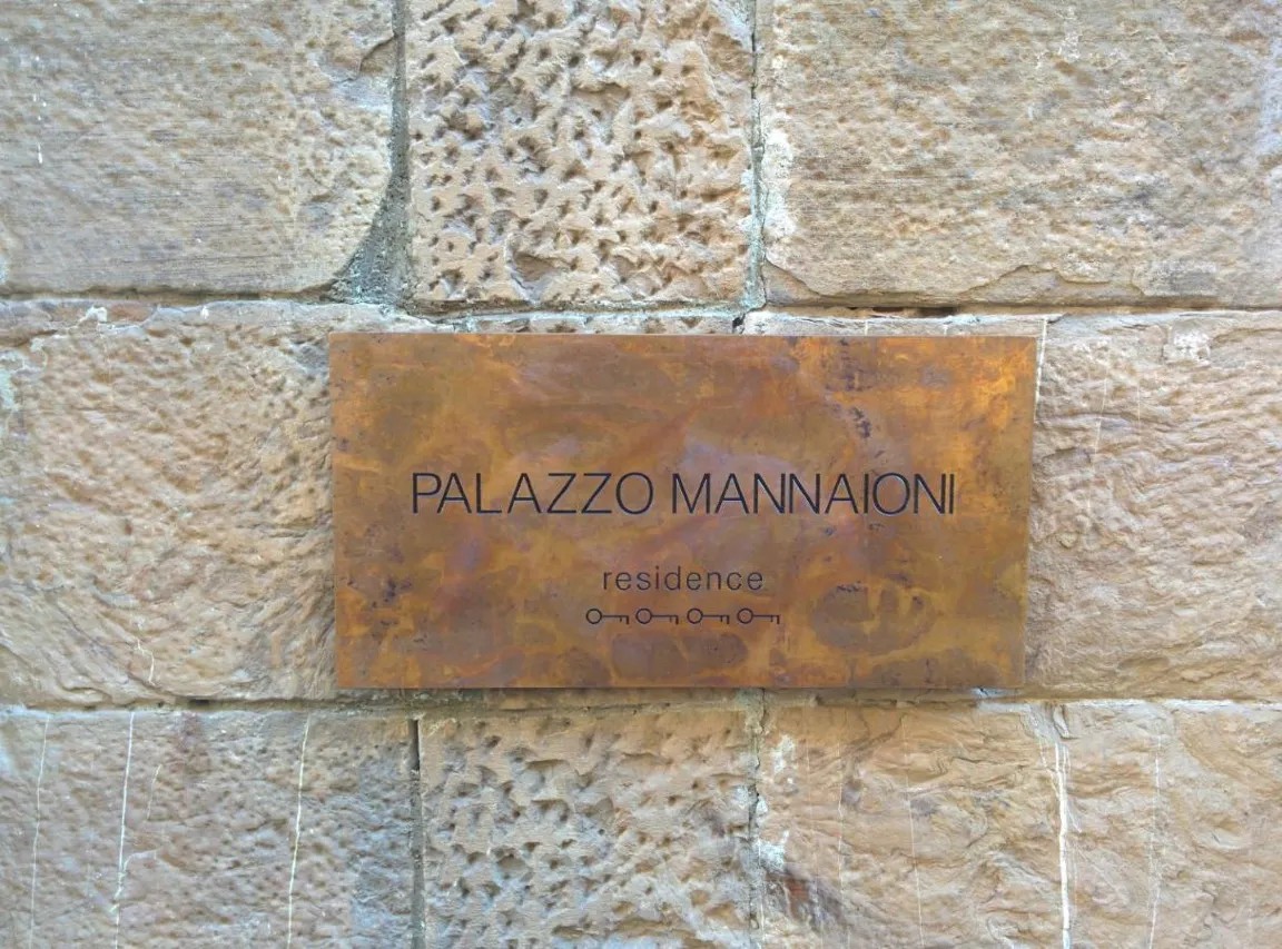 Plaque with the name of Palazzo Mannaioni in Florence.